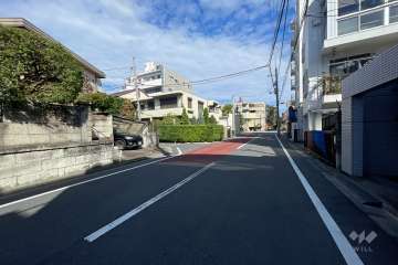 敷地西側の前面道路（南側から）
