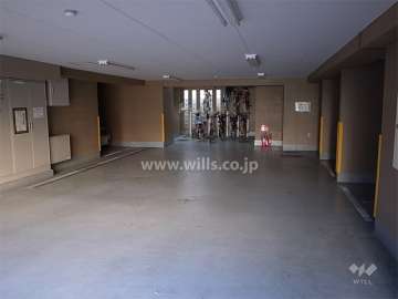 建物1階部分にある敷地内駐車場と駐輪場