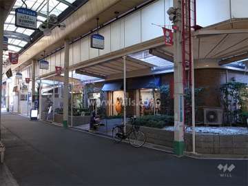 商店街に面し、1階部分は店舗です。
