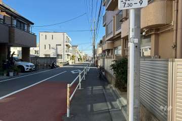 敷地北側の前面道路（西側から）