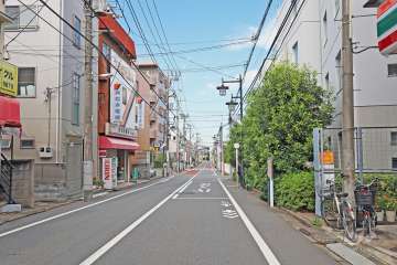 敷地西側の前面道路（南側から）