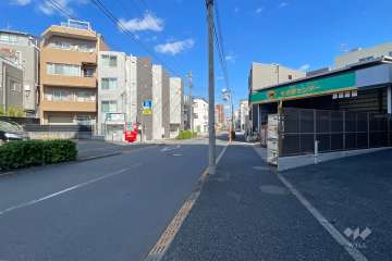 敷地西側の前面道路