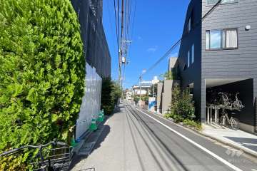 敷地東側の前面道路（南側から）