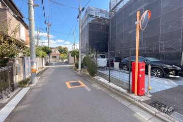 敷地北側の前面道路（西側から）