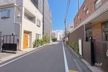 敷地南側の前面道路（西側から）