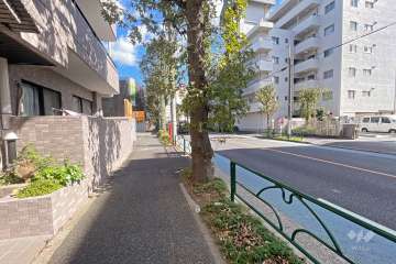 敷地南側の前面道路（西側から）