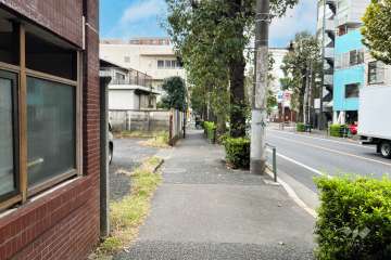 敷地の南側前面道路（西側から）