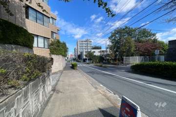 敷地の東側前面道路（南側から）