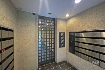 エントランスはオートロック付きです。