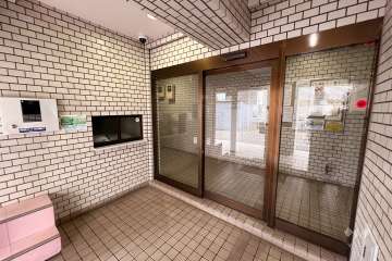 エントランスはオートロック付きです。