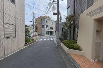 敷地の東側前面道路（北側から）