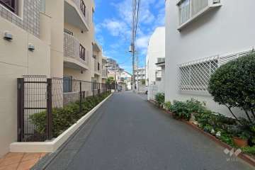 敷地の東側前面道路（南側から）