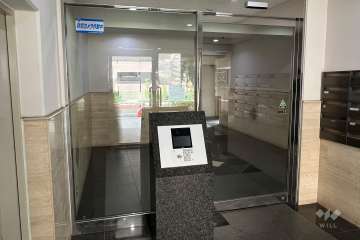 エントランスはオートロック付きです。
