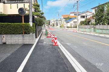 敷地の東側前面道路（南側から）