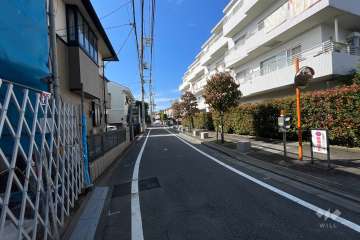 敷地の南側前面道路（東側から）