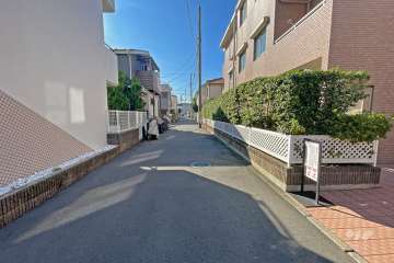 敷地の東側前面道路（北側から）