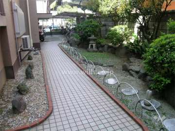 敷地内のお庭と駐輪場