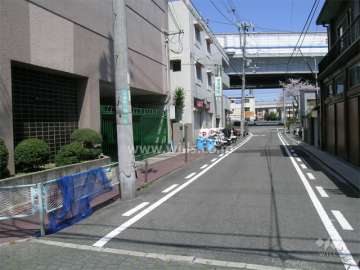 約50m北側を国道43号線、阪神高速が走っています。