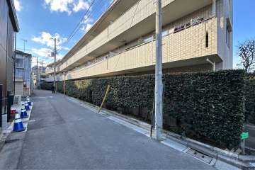 敷地の南側前面道路（東側から）