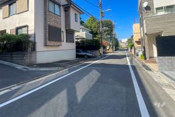 敷地西側の前面道路