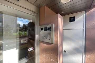 エントランスはオートロック付きです。　