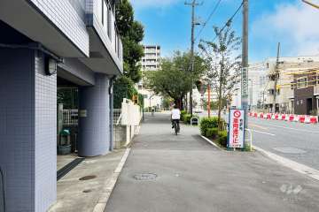 敷地北西側の前面道路（北東側から）