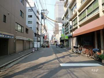 マンション敷地北側の前面道路