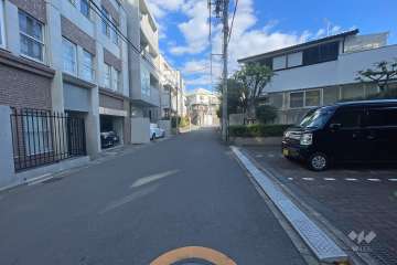 敷地の北側前面道路（西側から）