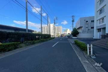 敷地の北側前面道路（西側から）