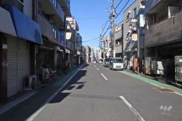 敷地の南東側前面道路(南西側から)