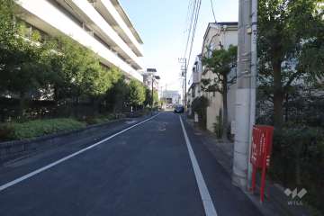 敷地西側の前面道路
