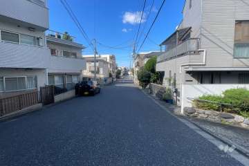 敷地西側の前面道路