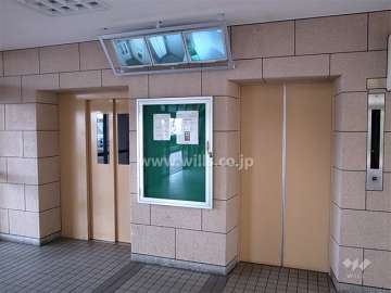 エレベーターにはモニターが付いています。