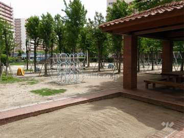緑豊かな敷地内の公園