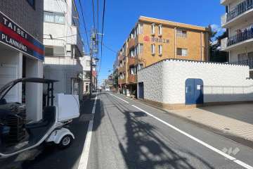 敷地の西側前面道路（南側から）