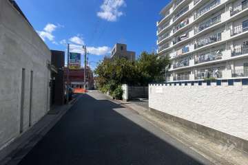 敷地の南側前面道路（東側から）
