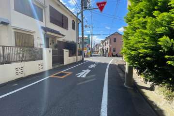 敷地の北西側前面道路（北東側から）