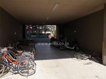 駐輪場とバイク置き場
