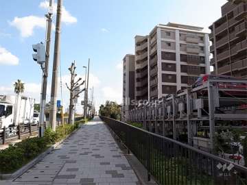 敷地北側は国道2号線に面しています。東方向徒歩3分の距離に武庫川が流れています。