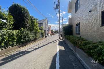 敷地東側の前面道路（北側から）