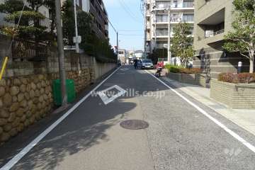敷地西側の前面道路