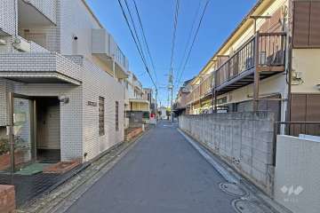 敷地の北側前面道路（東側から）は、五中つつじ通りを1本南に入ったところにあります。