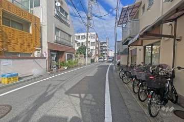 敷地の東側前面道路は大日橋通りです（南側から）。