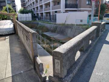 敷地東側には川が流れています。