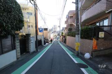 敷地東側の前面道路(北側から)