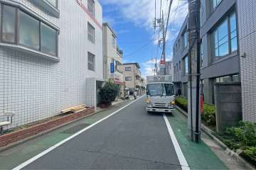 敷地の南側前面道路（西側から）