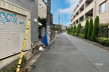 敷地東側の前面道路（南側から）