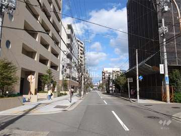 敷地西側の前面道路。この道を北に上がると国道2号線、JR西宮駅に突き当たります。