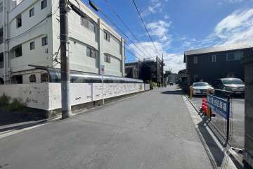 敷地の西側前面道路（北側から）