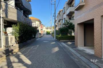 敷地西側の前面道路（南側から）